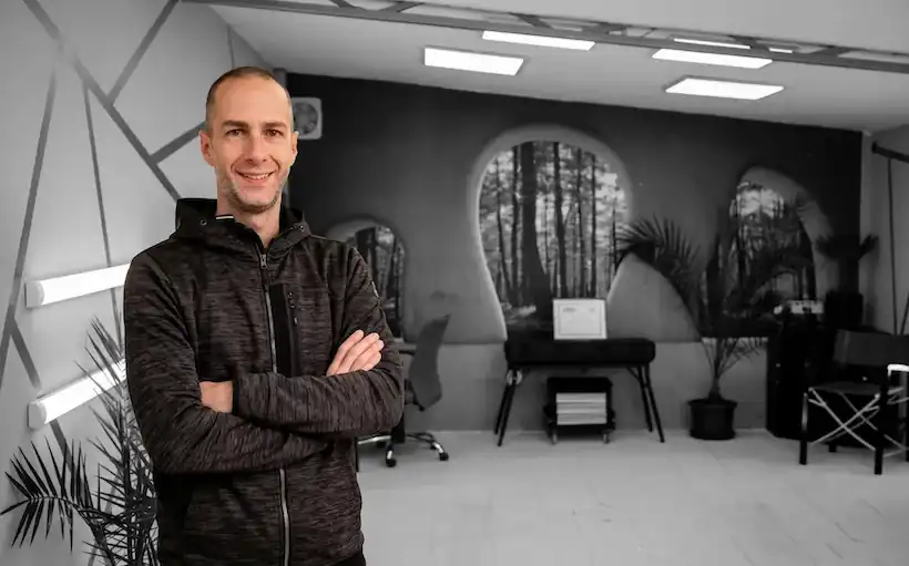 Szélvédő javítás Érd – Dombai Mátyás munka közben